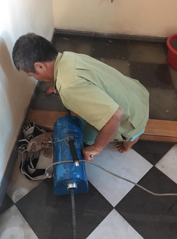 thợ đang xử lý cho nhà anh long tại Vân Giang Ninh Bình